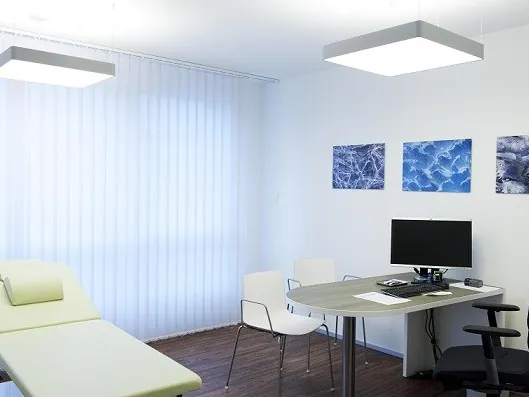 Sprechzimmer mit Untersuchungsliege in Aarau