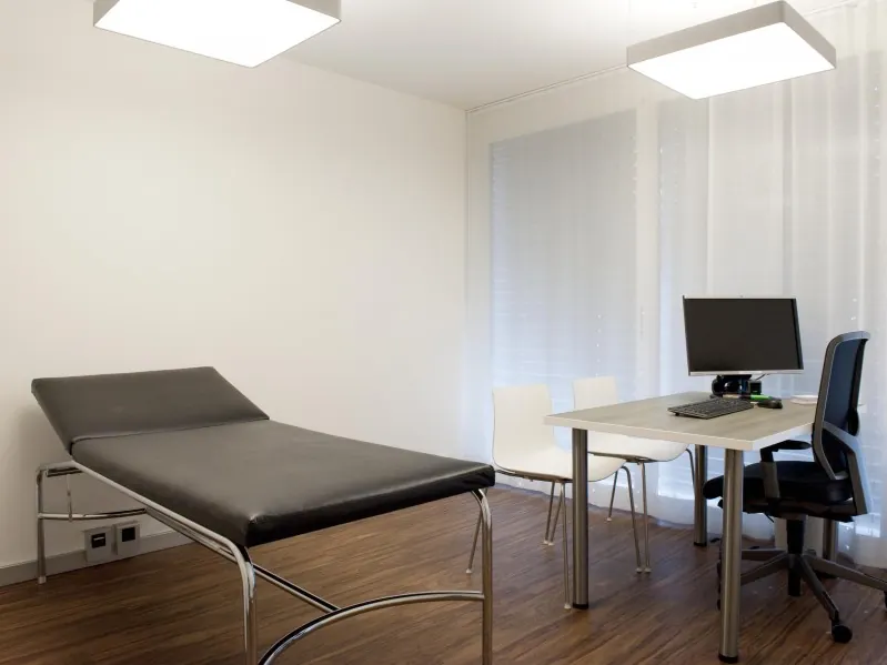 Untersuchungszimmer der Hausarztpraxis Aarau