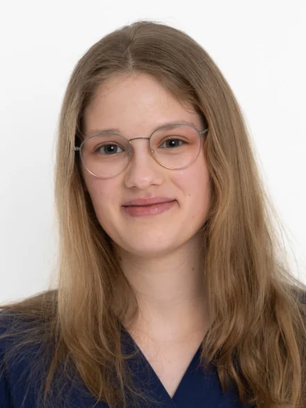 Porträt von L. Müller, Medizinische Praxisassistentin in Ausbildung im Doktor Zentrum Wettingen